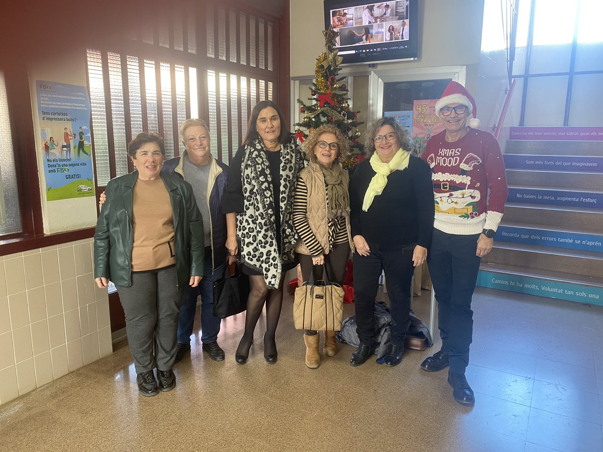 IES9OCTUBRE's tweet photo. l’IES 9 OCTUBRE més solidari. Campanya de Nadal 2023. 
Entrega @_CARITAS dels aliments  i productes de neteja recollits al centre.
GRÀCIES A TOTS PER FER-HO POSSIBLE. https://t.co/RGAcpKWIqJ