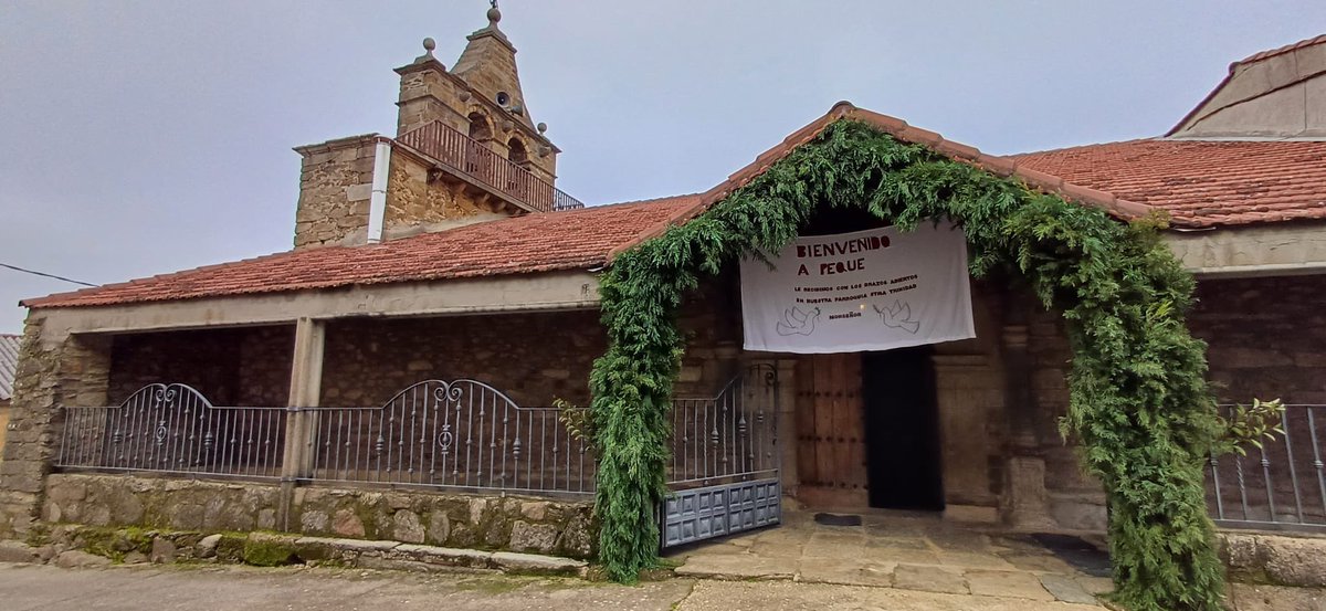 PequeCarballeda's tweet photo. Esperando la visita de Mons. Jesús Fernández, obispo de Astorga https://t.co/jxKxXgWv1G