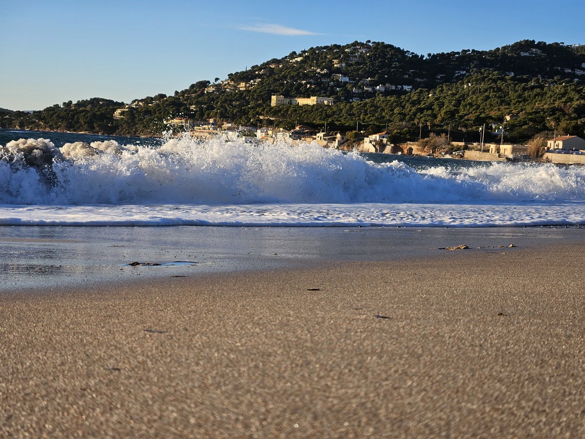 Belle #houle sur la sublime #plage, enfin ce qu'il en reste ! A ##hyeres #var