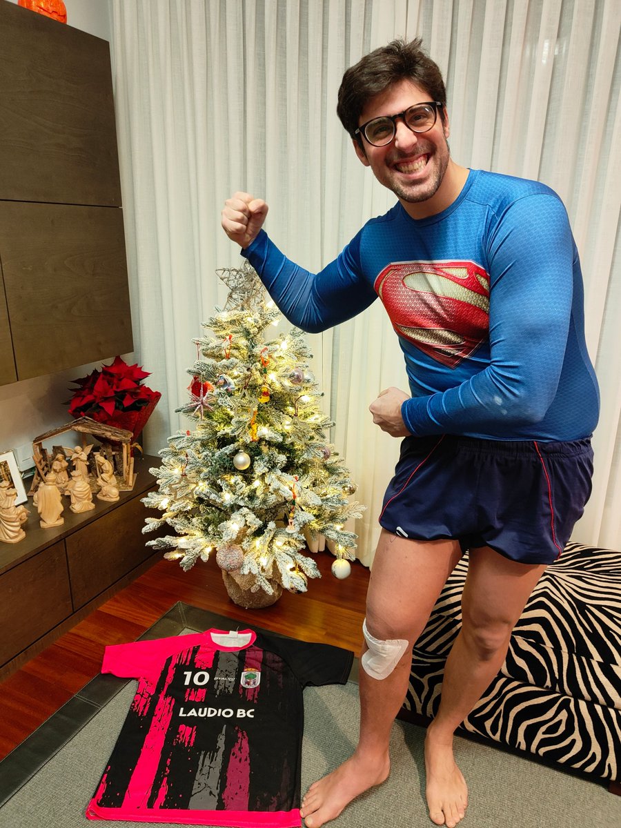 Todo Club tiene su superheroe. Nuestro Clark Kent particular es Alex Sánchez, que aunque tiene muchos superpoderes, se topó con su criptonita y posa así tras ser operado de cruzado y menisco hace unos días.
Esperamos tu pronta recuperación. #euskaleskubaloia #HondartzaEskubaloia