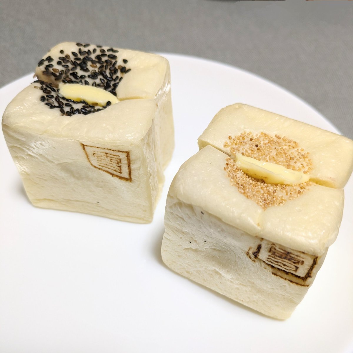 pyon_usax's tweet photo. #今年おいしかったもの
ベーカリー編①
【福岡市】Chou Chous Bakery
数多くのメディアで取り上げられた生食パン🍞
耳がなしの真っ白フォルムが可愛く、とにかくモチモチ食感が美味しい
「小雪あんバター」は、オーブンで焼くと表面がカリカリ、中はモチモチ、バターがじゅわっと溶けて罪な味わい♡ https://t.co/3QYuUKIihQ