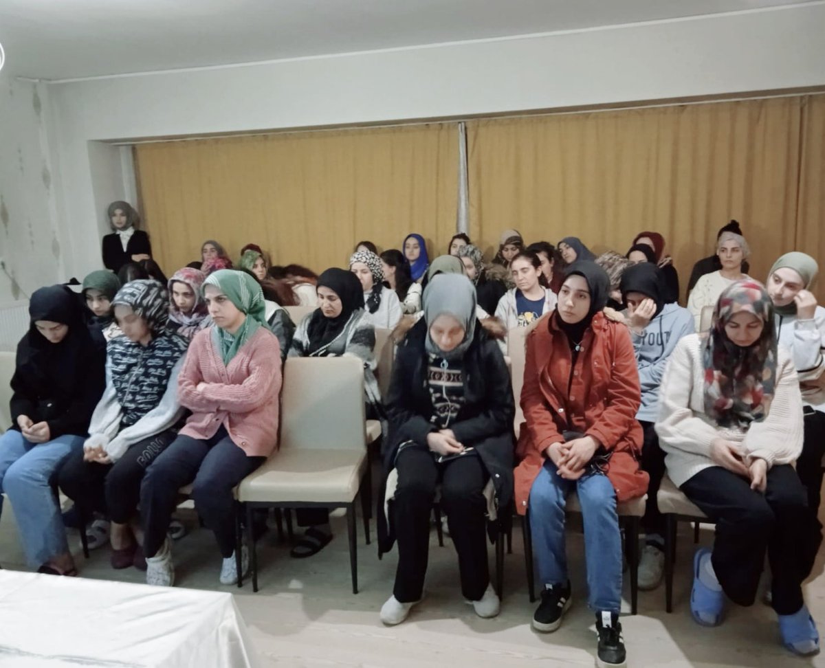 IgdirKYGM's tweet photo. 📌Süreyya Sülün Hanım Yurdu

Iğdır Müftülüğü İl Vaizi İsmail Alptekin 'in katılımıyla  'Mevlana Haftası Anma Programı' düzenlendi.🙏 https://t.co/fc80CzuyTT
