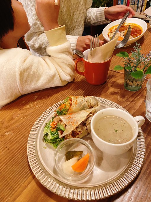 「麺 テーブル」のTwitter画像/イラスト(新着)｜3ページ目