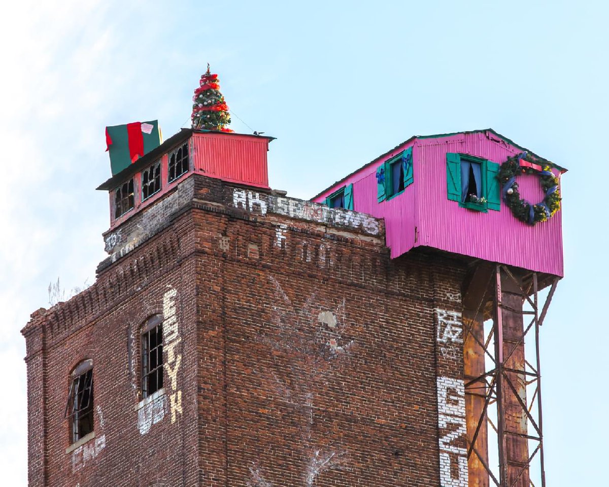 Our annual Christmas miracle in Saint-Henri. The little pink house on top of the Canada Malting Plant by the Lachine canal is, once again, decorated for the holidays. Pic: Shaune Thompson 💕🎄
#Montreal