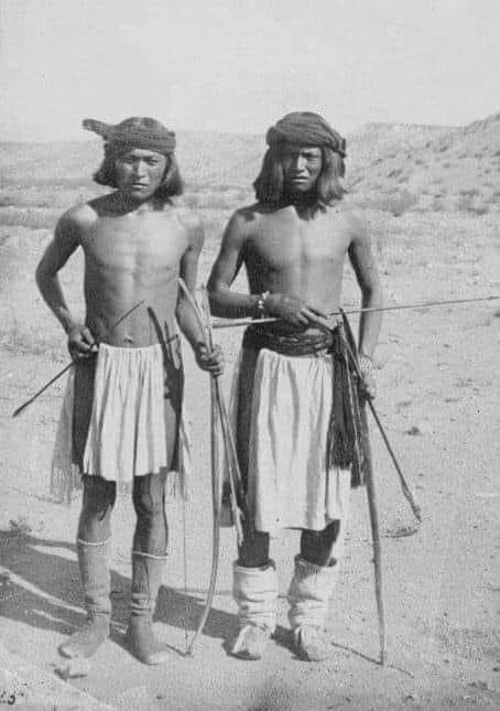 maximiliano1_mx's tweet photo. Los apaches mescaleros eran un pueblo seminómada que alguna vez vagaba por el área de Nuevo México, el oeste de Texas y Chihuahua.

La palabra "Apache" significa "enemigo" en el idioma Zuñi, ya que eran temidos por las tribus del norte de Nuevo México y por los españoles. https://t.co/jRWYX2tNKa