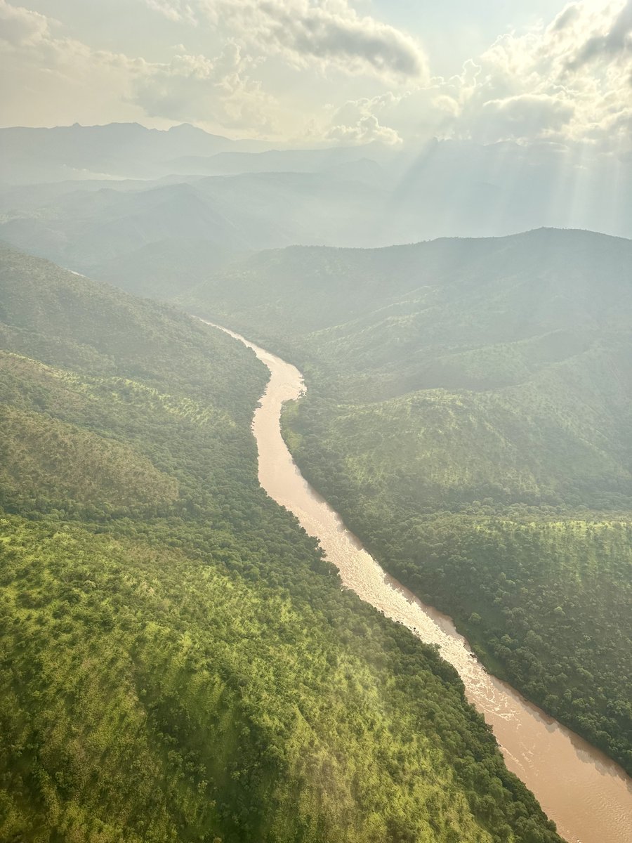 TayeAtske's tweet photo. Clouds are hovering above, The Gibe river is flowing through the majestic mountains of South West Ethiopia; thousands skilled workers and engineers are moving the earth building the Koyesha Hydro-Electric Dam, another Engineering marvel of #Ethiopia. There shall soon be light to our people in the South.Hope,perseverance and courage are moving Ethiopia forward.