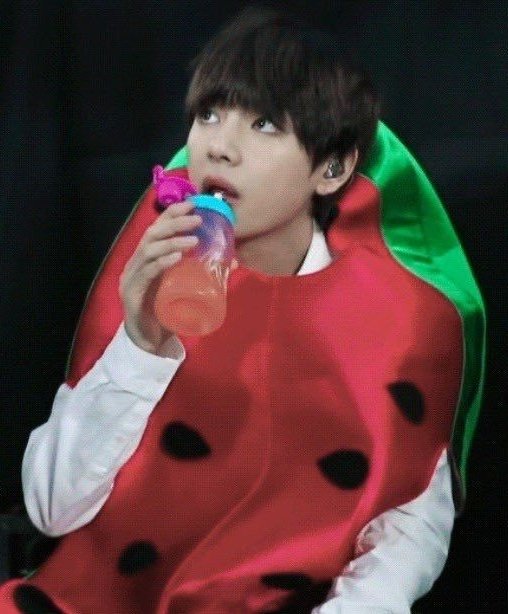 btsintiny_7's tweet photo. Muster watermelon Taehyung 😭🤏🏻 https://t.co/jwa6OzmVNU
