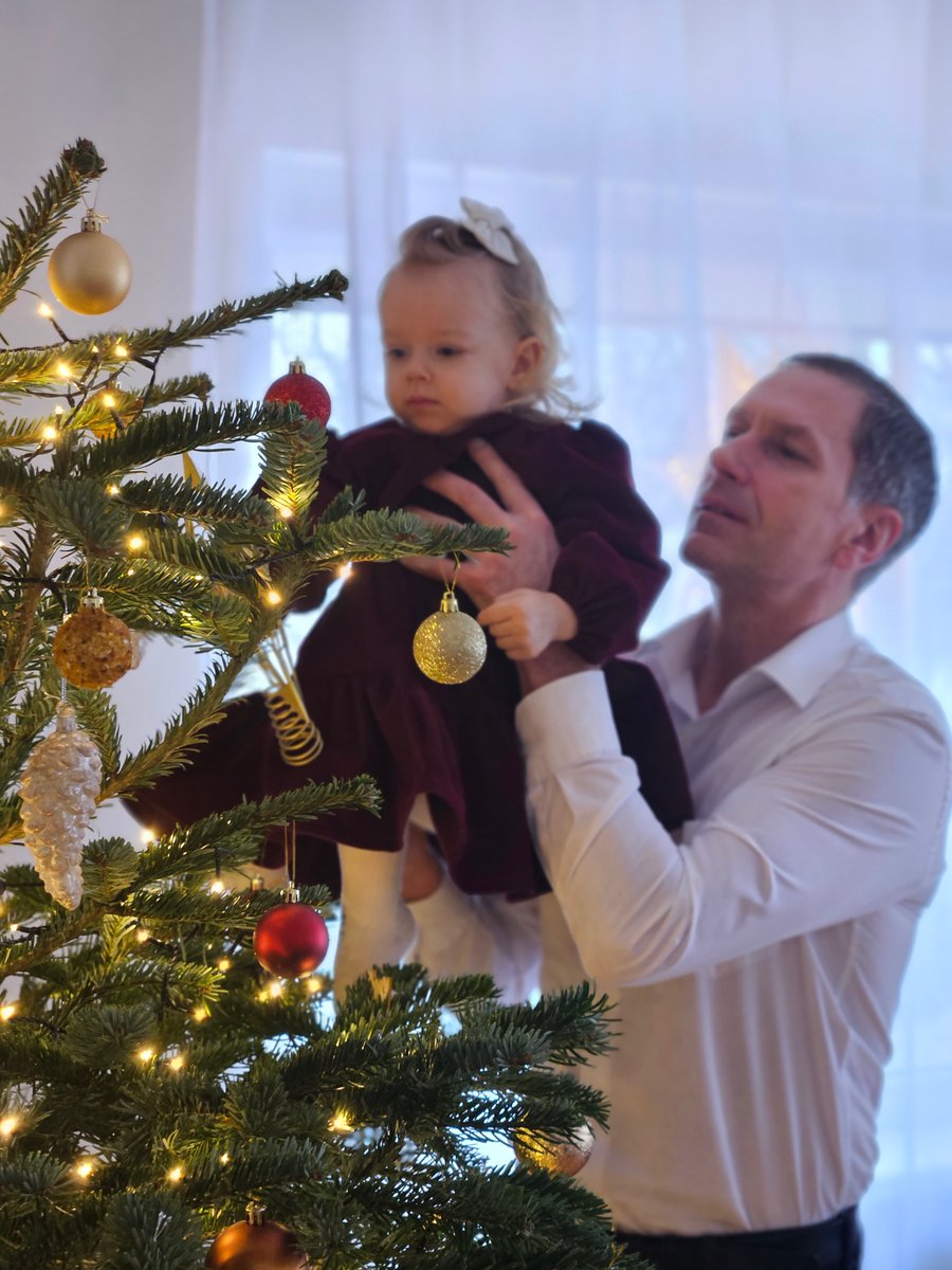 Lai Ziemassvētki nāk ar mieru mūsu sirdīs!Un Jaunais 2024. gads mūs aizved līdz mieram uz Zemes, visupirms dēļ bērniem, kas turpinās mūsu iesākto un tieksies reiz sasniegt savu zvaigzni!
Lai caur labām domām Ziemassvētkos labiem cilvēkiem dzimst spēks labiem darbiem Jaunajā gadā!