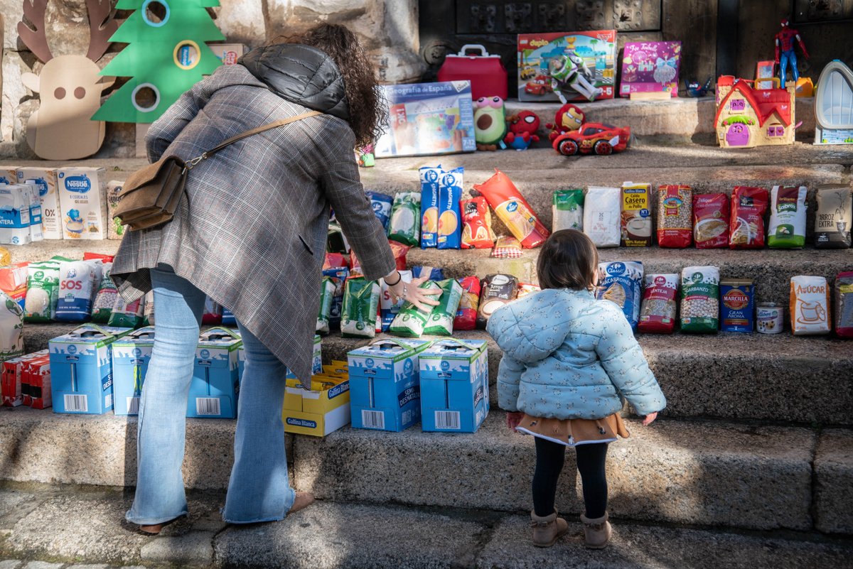 🎄🥁 La <a href="/Cofinfantil/">Cofradía Infantil</a> ha celebrado su XII Pastorada Solidaria en la Plaza de Santa María que ha contado con la actuación de la <a href="/OJEMerida/">OJE Mérida</a>. Los concejales Marco Guijarro, <a href="/felipegonmar/">Felipe González</a> y <a href="/SusanaFajardoB/">Susana Fajardo Bautista</a> han querido acompañarles