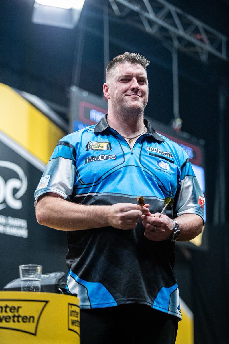 Daryl Gurney’s shirt makes it look like he’s wearing a MASSIVE pair of black underpants. #darts #wcdarts #worldchampionshipdarts