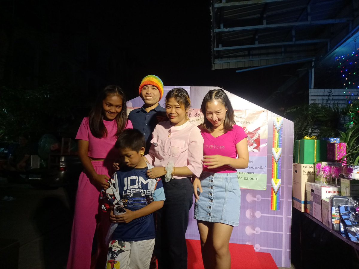kru_tun's tweet photo. คำคืนที่อบอุ่น สบาย ๆ กับคืน #Christmas งานชุมชนสัมพันธ์ 66 ซอย #อุดมสุข13 กับ @apcom เพื่อนพี่น้องที่ทำงานประเด็นสุขภาพและสิทธิของผู้มีความหลากหลายทางเพศ #LGBTQ 🏳️‍🌈 #สสครูธัญ #พรรคก้าวไกล #สสโตโต้ https://t.co/5zx2W5VSlS