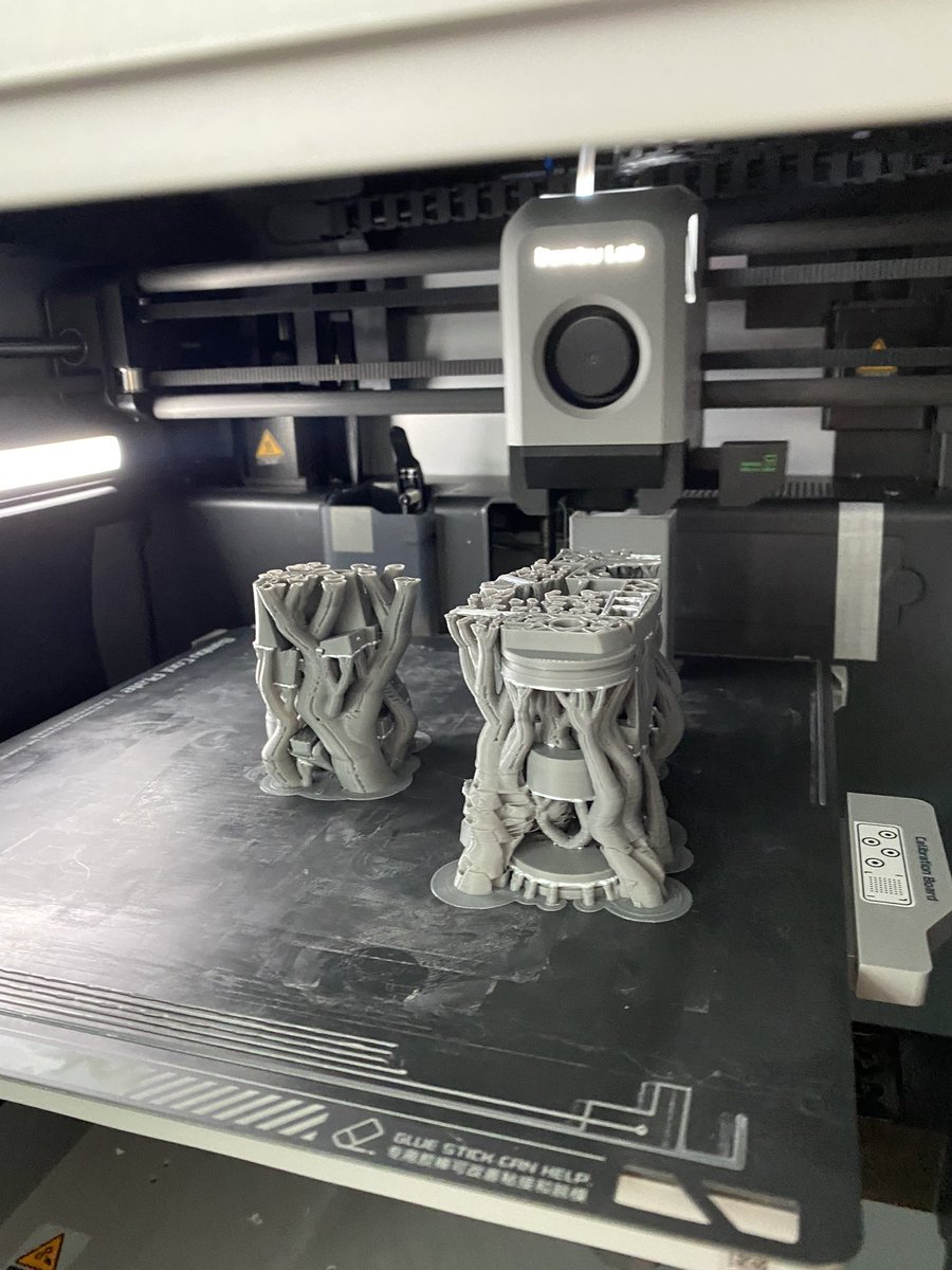 A really cool shot of the amazing hybrid of organic supports on high tech #robot parts! Nature and technology merged. #3Dprinting #bambu