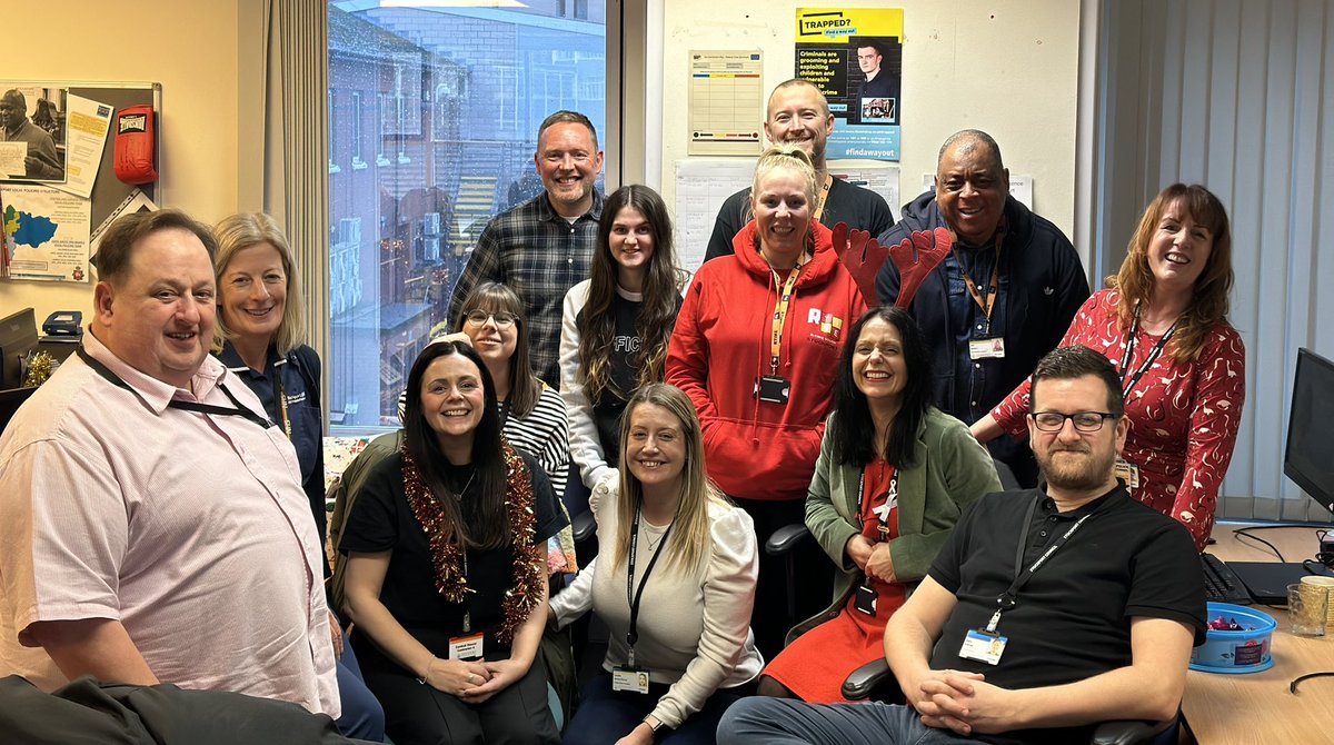 A warm welcome from Youth Justice Officers & Detached Youth Workers to our Stockport Council Chief Executive, Caroline Simpson @SMBC_chiefexec when she paid a Christmas visit to the @The_SK_Family teams at our Central House offices @StockportMBC #MerryChristmas2023 🎄🤶🎄
