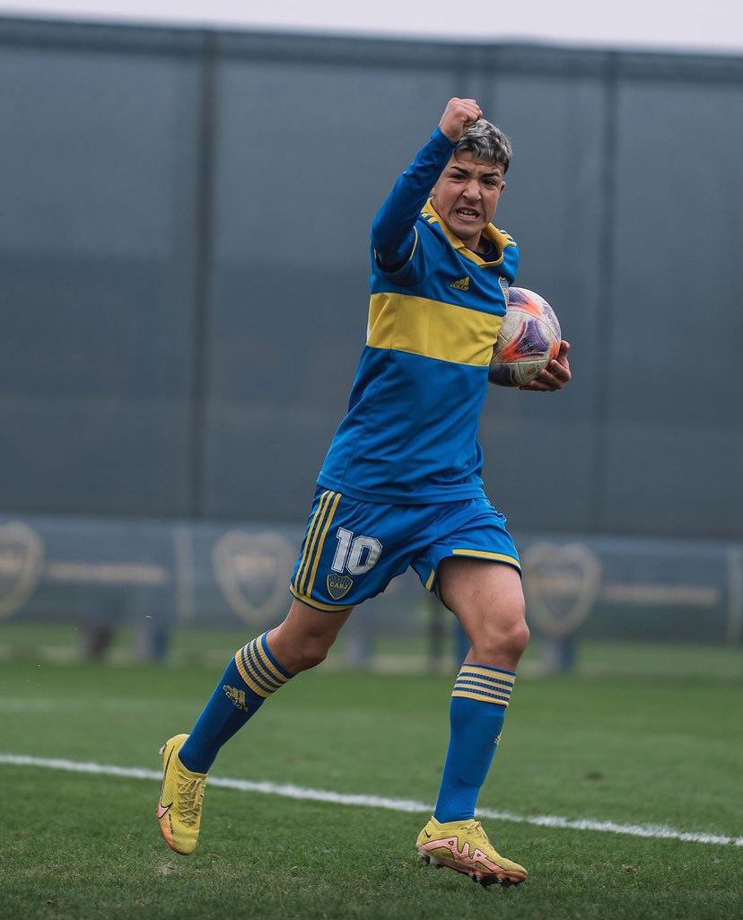 Tato_Aguilera's tweet photo. Mateo Sánchez, juega en la categoría 2009 de Boca Juniors, y su familia perdieron todo con el temporal. El club le donó colchones y todos los materiales para que puedan reconstruir el techo de su casa.
Hoy un grupo de socios le llevaron una camiseta para hacer una RIFA. 
👏🏼👏🏼👏🏼👏🏼 https://t.co/L2LXqJ9rCL