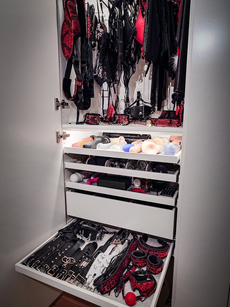 Sexposedthings's tweet photo. Easy access!
Spenderat senhösten med att bygga om sovrummet, nu fick  iallafall favoriterna plats 😉
Ny säng, lyxiga sänglinne,ny belysning, nya sängbord, ny streaming-TV...ja allt nytt🥰...lite nya toy's på gång oxå😉
Äntligen hamnar allt på plats! Love it ❤️ https://t.co/S203VGLb15