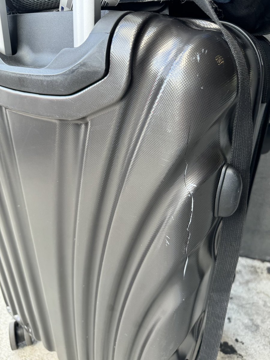 ⁦@Delta⁩ I’m waiting for my Uber and noticed my bag is damaged!!! It was not like this when I took off