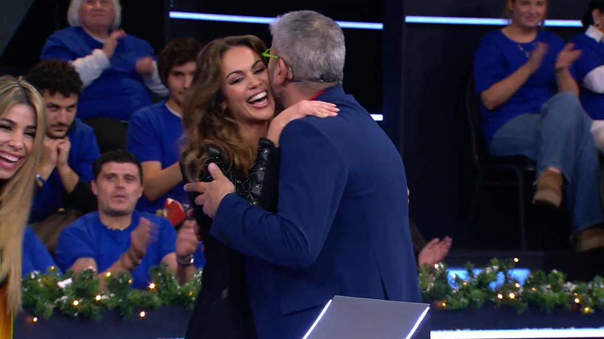 Telecinco (@telecincoes) on Twitter photo 🔴 ¡Arranca el primer especial del programa de las canicas más divertidas! 🤩
Con <a href="/laralvarezg/">Lara Álvarez</a> y <a href="/flofdezz/">Florentino Fernández</a> ♥
🟡 #ATuBola
🔵 mdia.st/directo5 🔴 ¡Arranca el primer especial del programa de las canicas más divertidas! 🤩
Con <a href="/laralvarezg/">Lara Álvarez</a> y <a href="/flofdezz/">Florentino Fernández</a> ♥
🟡 #ATuBola
🔵 mdia.st/directo5