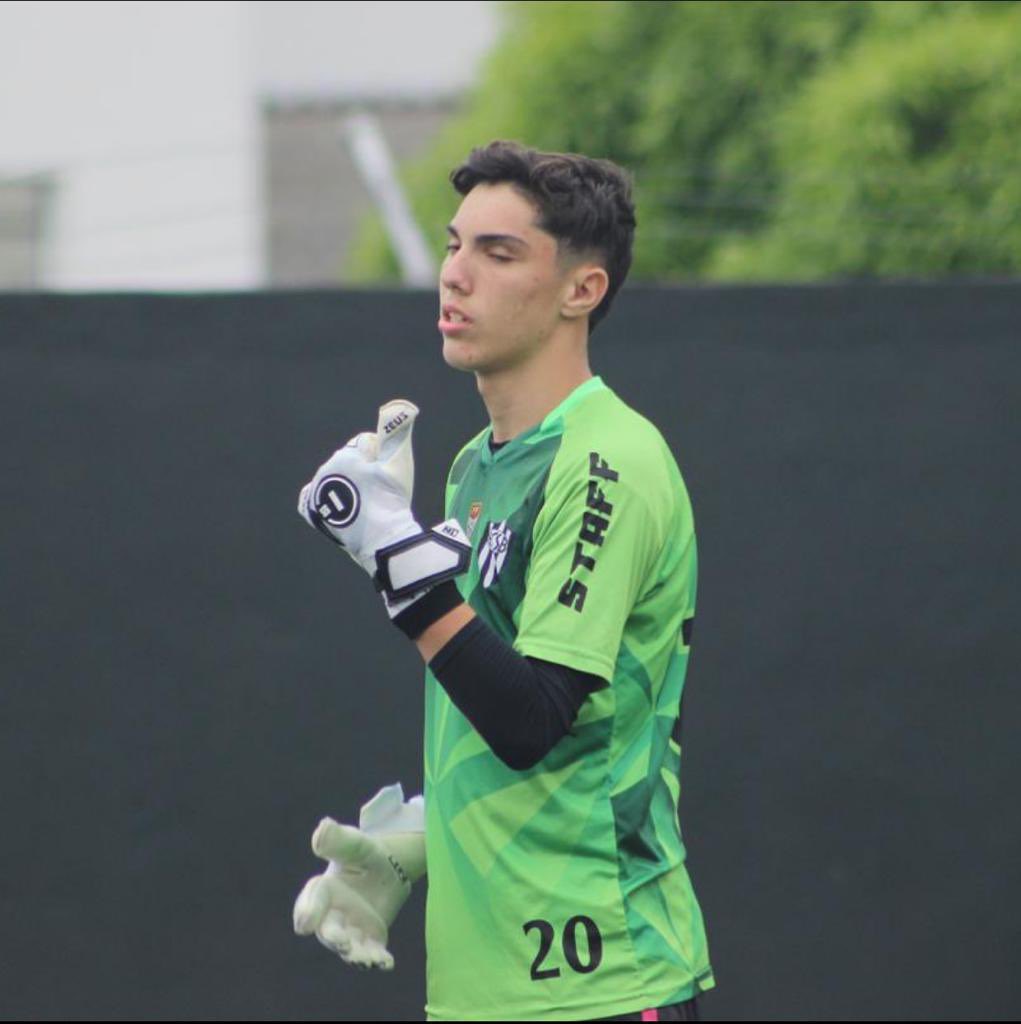 brunomarcal12's tweet photo. Realizando um sonho. Treinando no profissional do @ecsaobernardo
#ecsaobernardo #cachorrao #futebol #futebolbase #blsports https://t.co/4kZphr7Ss3