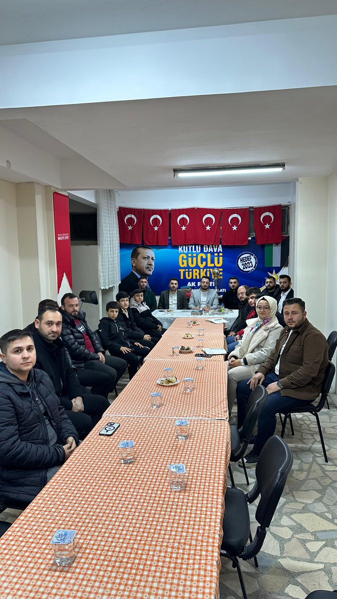 AKgencDarica's tweet photo. Emek Mahallesi haftalık olağan Mahalle Gençlik Kolları Yönetim Kurulu toplantımız İl Gençlik Kolları Teşkilat Başkanımız Onur YÜKSEL ve Yönetimi, İlçe Gençlik Kolları Başkanımız Mehmet ARSLAN ve yönetiminin katılımlarıyla Gökhan GÜLER başkanlığında gerçekleşti. https://t.co/gkeTSQTogo