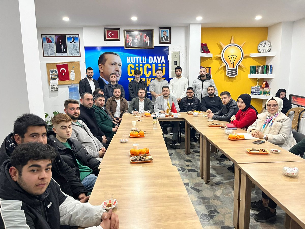 AKgencDarica's tweet photo. Sırasöğütler Mahallesi haftalık olağan Mahalle Gençlik Kolları Yönetim Kurulu toplantımız İl Gençlik Kolları Teşkilat Başkanımız Onur YÜKSEL ve Yönetimi, İlçe Gençlik Kolları Başkanımız Mehmet ARSLAN ve yönetiminin katılımlarıyla Mecit MUSLU başkanlığında gerçekleşti. https://t.co/Q9mkzmZm5C