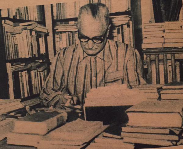 I0ll's tweet photo. كلمة للعقاد 1929:

”لا غضاضة في الزينةِ المقبولة، ولا لوم على من يطلب المظهر الجميل؛ ولكن اللوم عليه أن ينسى -في طلب المظهر- كرامة الرجل وجمال المروءة. فإن هذا الجمال أجدر بالرجلِ الكريم المحافظة عليه من جمال الزي والشارة وكل جمال تراه العيون. فمن سقوط الهمة أن يتوارى الإنسان وراء القبعة خجلاً من جنسه، أو تهافتًا على لذةٍ عارضة. «ومن الجبن أن يختلس مظهر قوم لا يحسبونه كأحدهم، ولا ينزلونه بينهم منزلتهم، وإن لبس ما يلبسون، وتكلّم بما يتكلمون»“.