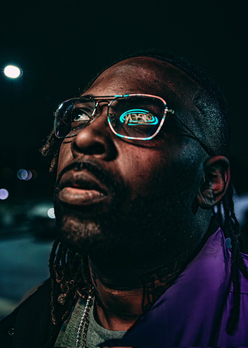 iam_freddymac's tweet photo. Staring up at flashing neon lights. #streetphotography #Creator #photography https://t.co/6zYAXFJeMC
