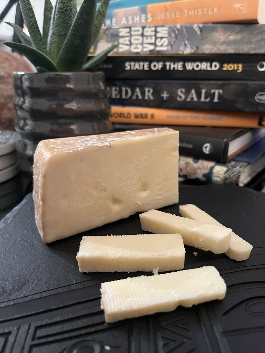 zacdevries's tweet photo. Welcome back to #12DaysOfCheese with de Vries!
For the 10th day of #Cheesemas we have Whiskey BellaVitano!
The smoky flavor of Whiskey lends a smooth richness to this creamy textured cheese. It’s a bit tangy with a a sweet finish!
Goes well with Chardonnay! https://t.co/gsrpYxJuN8