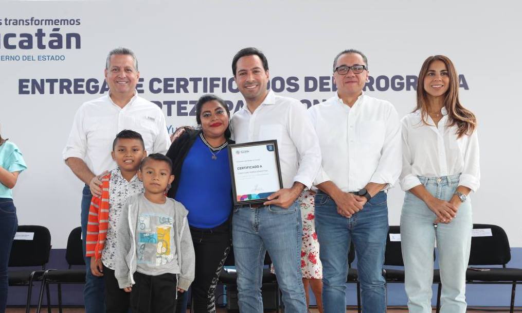 MauVila's tweet photo. Entregamos certificados de asignación de predio del programa Certeza Patrimonial a 534 familias de 7 asentamientos del sur de #Mérida, con los cuales regularizamos su situación de vivienda ofreciéndoles un hogar propio y seguro con acceso a servicios básicos que mejoren su calidad de vida. En equipo seguimos apoyando a las y los yucatecos que más lo necesitan.