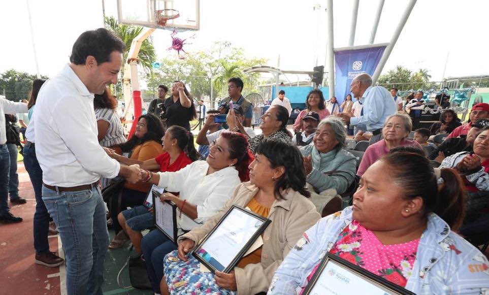 MauVila's tweet photo. Entregamos certificados de asignación de predio del programa Certeza Patrimonial a 534 familias de 7 asentamientos del sur de #Mérida, con los cuales regularizamos su situación de vivienda ofreciéndoles un hogar propio y seguro con acceso a servicios básicos que mejoren su calidad de vida. En equipo seguimos apoyando a las y los yucatecos que más lo necesitan.