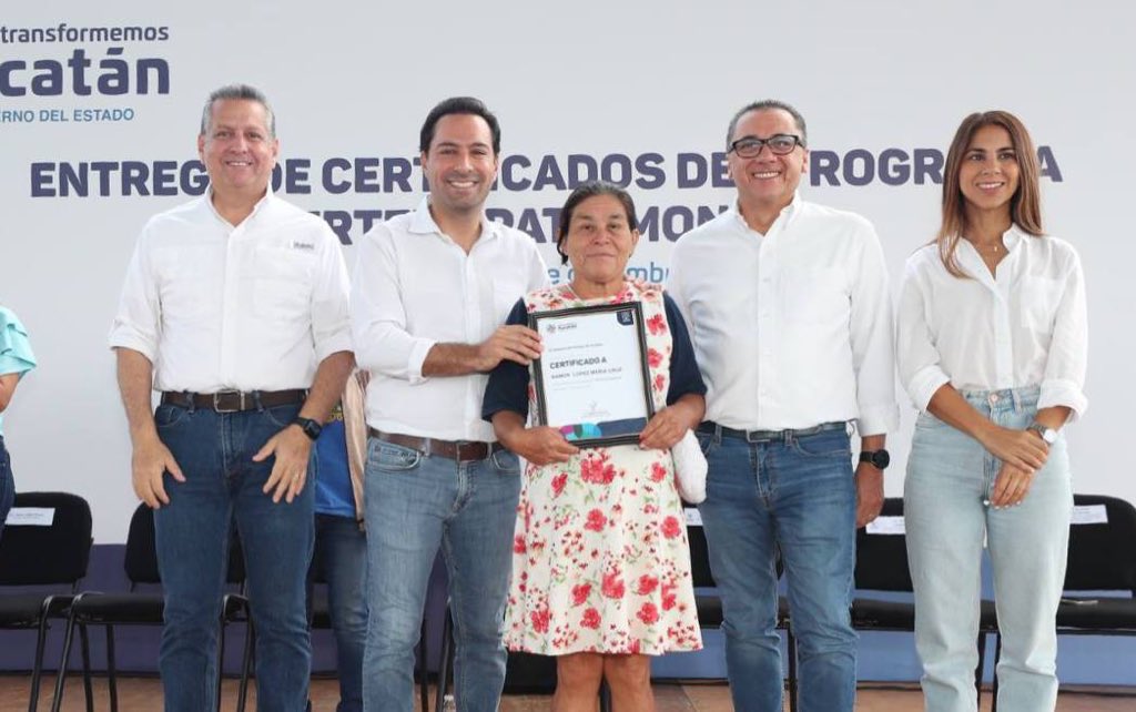 MauVila's tweet photo. Entregamos certificados de asignación de predio del programa Certeza Patrimonial a 534 familias de 7 asentamientos del sur de #Mérida, con los cuales regularizamos su situación de vivienda ofreciéndoles un hogar propio y seguro con acceso a servicios básicos que mejoren su calidad de vida. En equipo seguimos apoyando a las y los yucatecos que más lo necesitan.