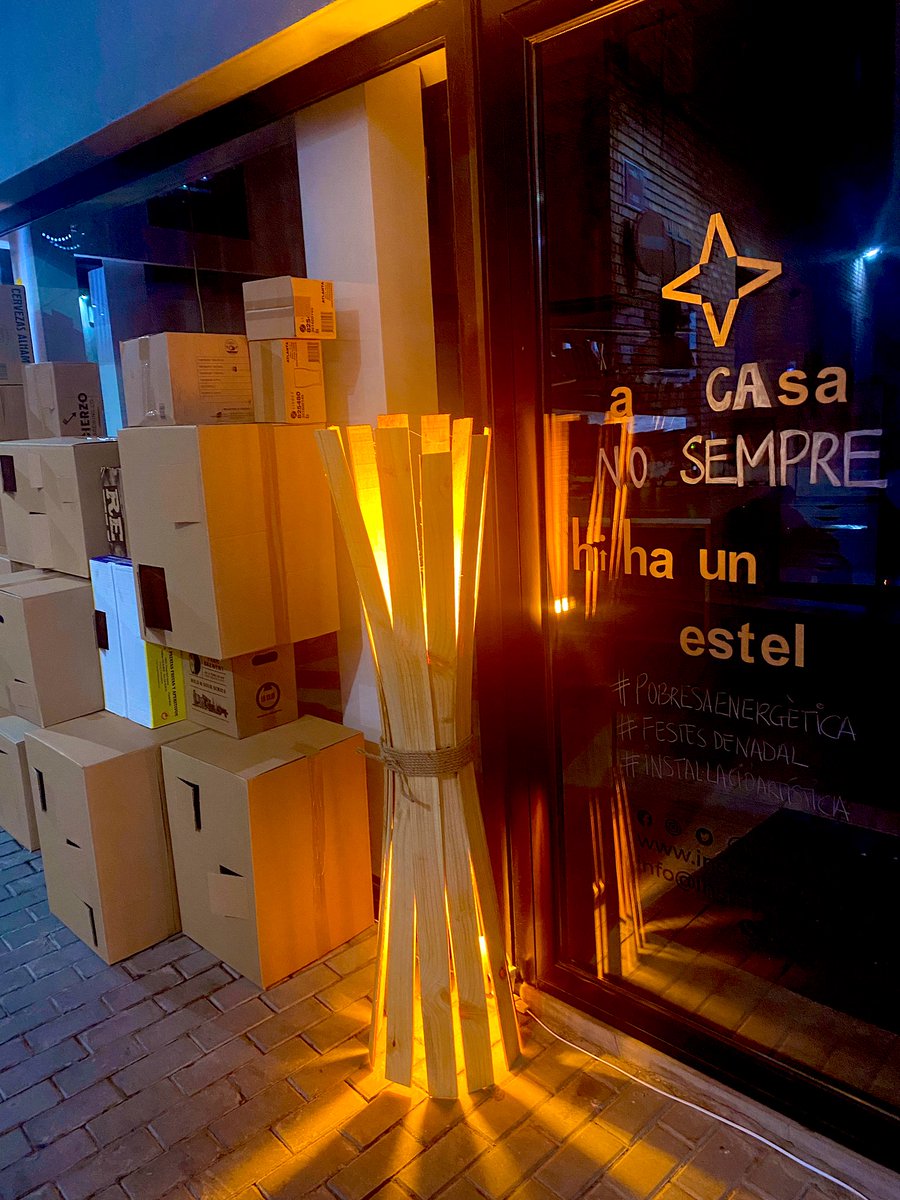 elvillacampa's tweet photo. Al centre històric de #lleida tenim la sort que passin coses boniques al carrer gràcies als amics d’ @instantropia 

Gràcies per regalar-nos instal·lacions com aquestes que conviden a la reflexió i al canvi. Necessari.

#pobresaenergetica #festesdenadal #instal·lacioartistica https://t.co/jmtrQHE7IE