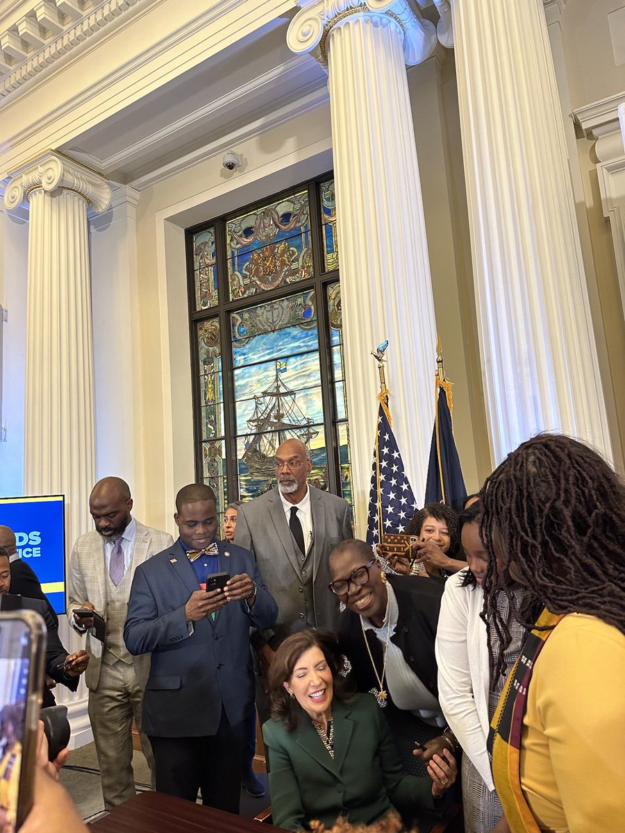 EnithWilliams's tweet photo. #TheBillisSigned!
New York Governor Kathy Hochul signs historic bill to establish a Commission to study and make recommendations for reparations to Black New Yorkers impacted by the legacy of Chattel Slavery and continuing economic and social disenfranchisement and lingering harm https://t.co/44TbHsSbsn