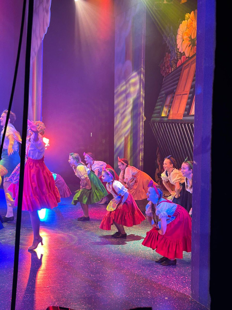 DeathridgeJess's tweet photo. Had a great week of panto shows, one more to go before Christmas then a few more til New Year, I love this time of year 🥰🎄 https://t.co/x0TRSgeL8B