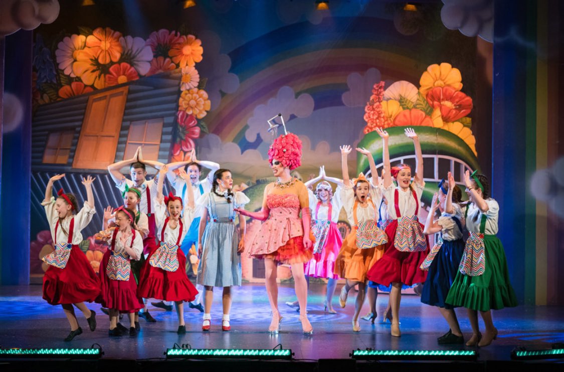 DeathridgeJess's tweet photo. Had a great week of panto shows, one more to go before Christmas then a few more til New Year, I love this time of year 🥰🎄 https://t.co/x0TRSgeL8B