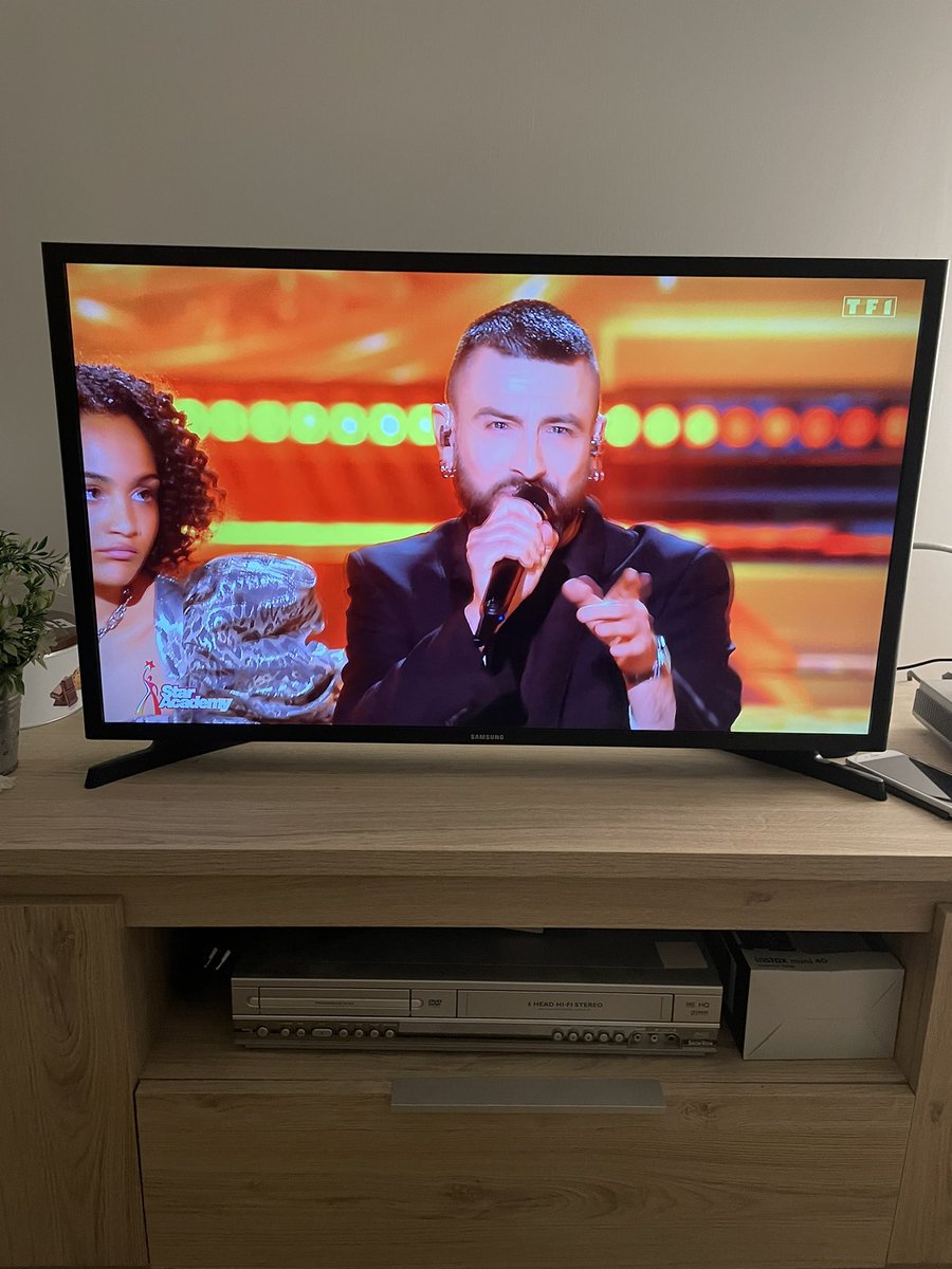 BastienPorcher's tweet photo. C’est le feu ce soir à la @StarAcademyTF1 !! C’est génial ! #Staracademy @nikosaliagas @ALJ @Altai_Armande @Karimacharni @luciebernardoni #Staracademy @helenesegaraoff https://t.co/J1ACvumK9f