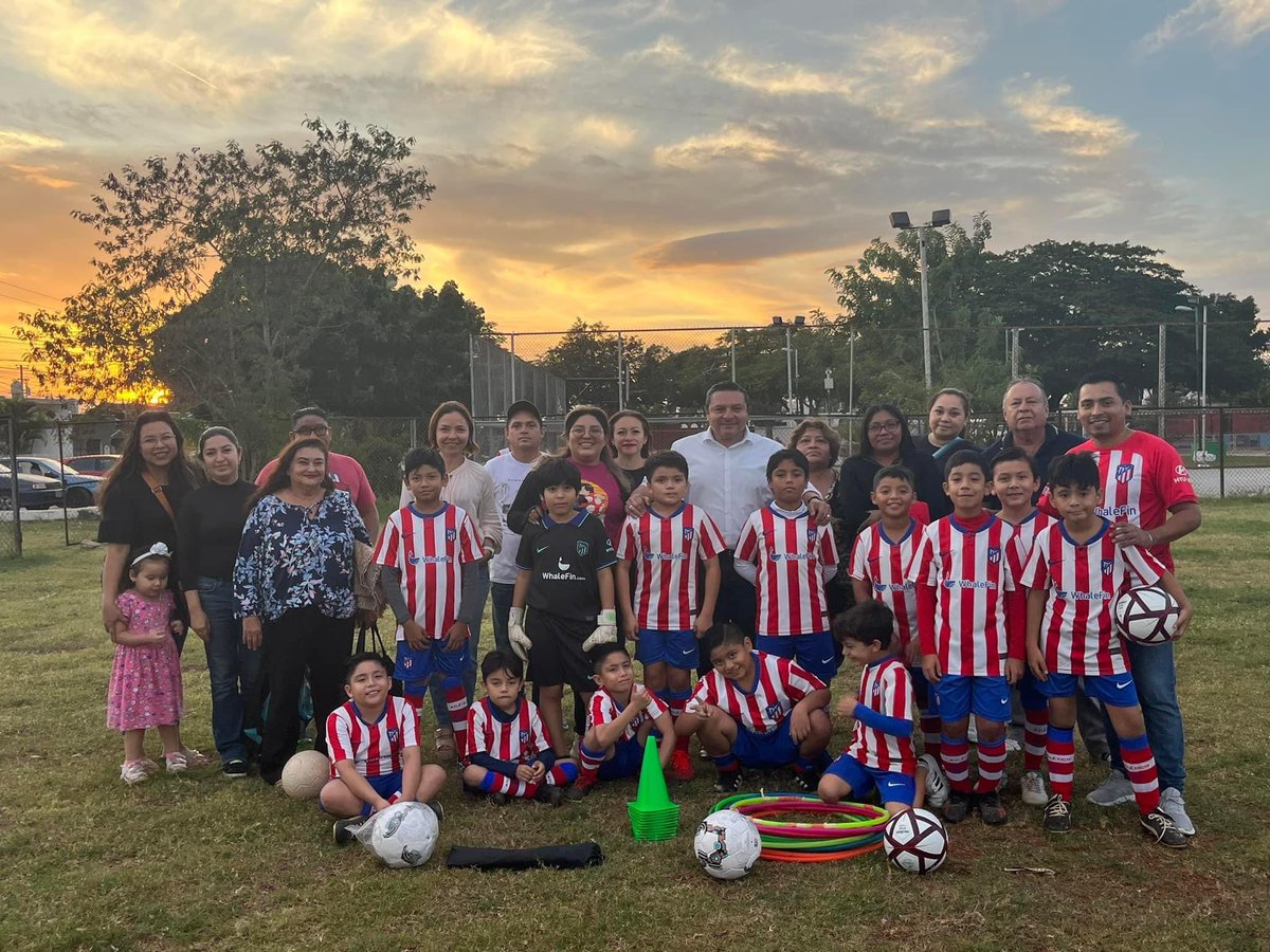 Atlético Polígono continúa con la formación de nuevos talentos deportivos. Esta tarde les entregamos material deportivo. <a href="/AyuntaMerida/">Ayuntamiento Mérida</a> 

#ElDeporteNoDescansa