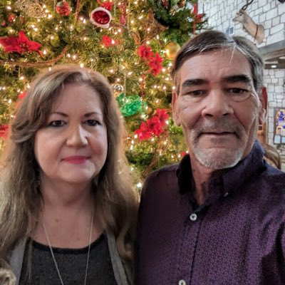 #NewProfilePic Merry Christmas from Brent Cox & Sandy in the Texas Hill Country🎄🔔🎸
#TexasHillCountry #KerrvilleTX #brentcoxandlegends #Pandora #Spotify #getyourhonkytonkon #heartsknowtheway #YOSaloon