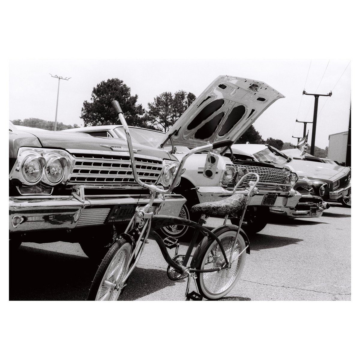 Jon Sanchíz instagram.com/jon.sanchizfil… 🎞️ #trix400 & #tmax400 'I strictly shoot these two black and white film emulsions for my series called, Cholo and Lowrider Cultura. I enjoy the high contrast and smooth grain and consistency these films produce.'-Jon #jonsanchizfilm #bnwfilm