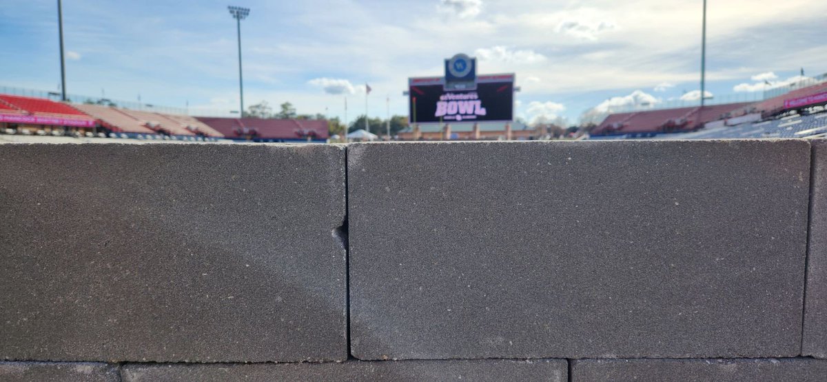 EMUFB's tweet photo. 𝗧𝗼𝗻𝗶𝗴𝗵𝘁'𝘀 𝗢𝗳𝗳𝗶𝗰𝗲: #𝗧𝗵𝗲𝗙𝗮𝗰𝘁𝗼𝗿𝘆, 𝗦𝗼𝘂𝘁𝗵 𝗣𝗹𝗮𝗻𝘁

Getting closer to kick in the @68VenturesBowl in Mobile...

#EMUEagles ⛓️ #ETOUGH ⛓️ #TheStandard https://t.co/vgNunVhJKu