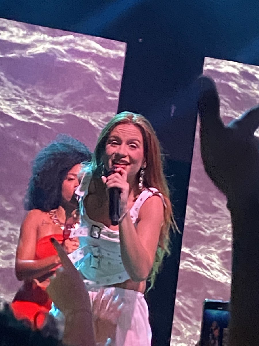 itsmeisaabela's tweet photo. @stagebiazin @carolbiazin Desculpa Carol essa foi a única foto que tirei no show, fiquei nervosa. https://t.co/O9K7Ea8DHI