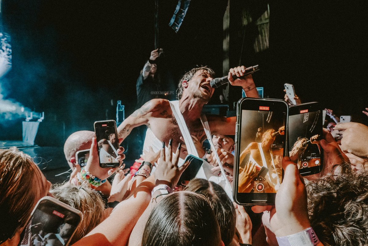 HellaEve's tweet photo. Happy birthday Louis! Here's to an extraordinary year ahead 🥂A toast to a remarkable, funny, talented and humble human being worthy of everyone’s admiration!💙Wishing you happiness everyday 💙#happybirthdayLouis #Louis32 #LouisTomlinson #sweetcreature #loucember 📸@nikkimarieJPG https://t.co/vtmIp8Utgn
