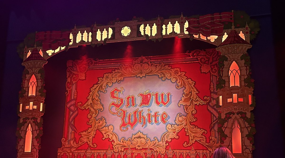 Must be Christmas! #Panto trip to @RoyalDerngate this evening 🍎🍎🍎#SnowWhite 🍎🍎🍎 @WendiPeters - what a voice😍😍 @MarcPickering had us in stitches & great vocals as Freddie - family favourite in this house 👏🏻👏🏻 & of course @Bobsickle excellent as always 🙌🏻🙌🏻