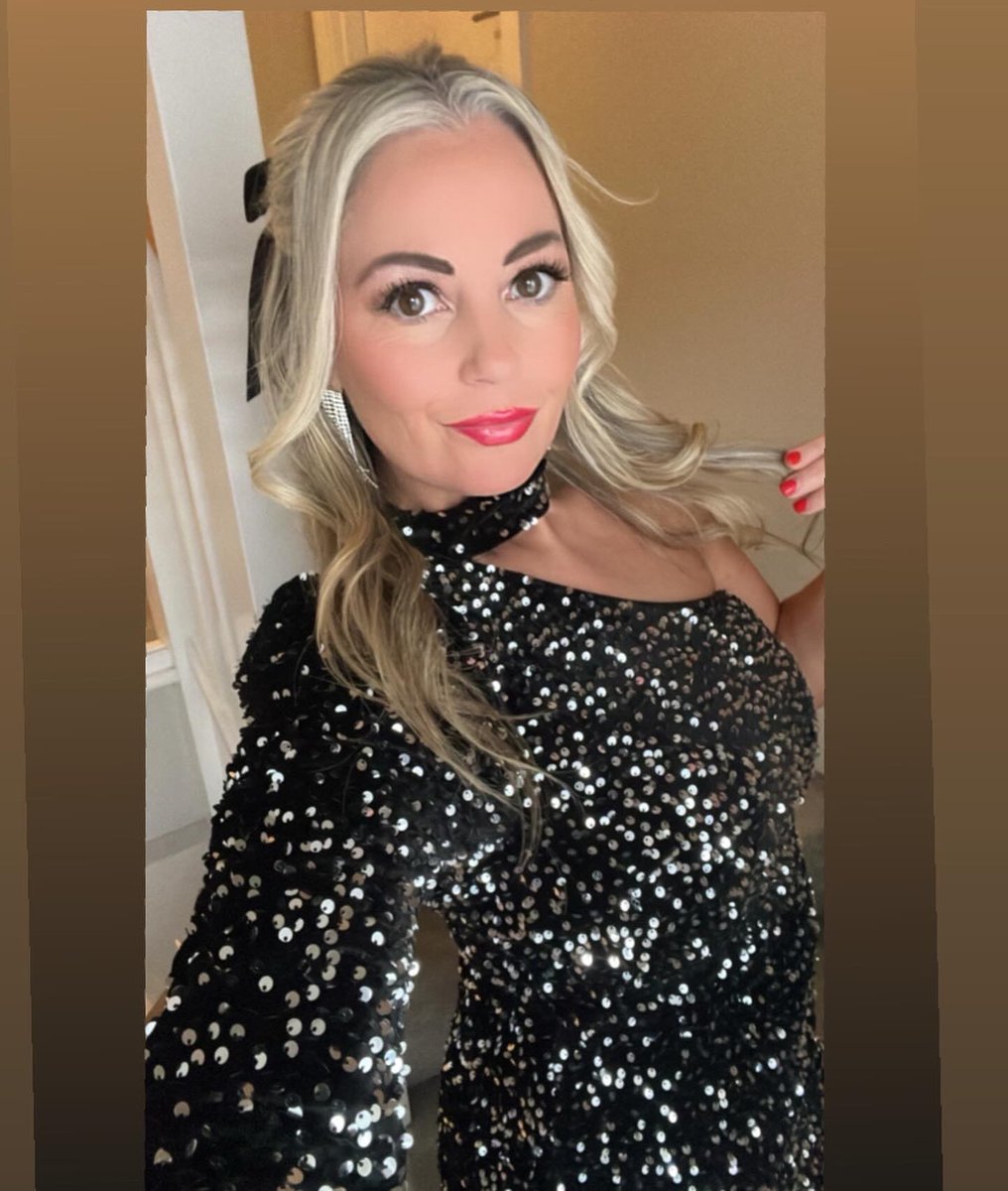 StaceyleeMcF's tweet photo. Lovely date night with Mr M @MartinDMcFadyen 😍 Merry Christmas lots of love 🥂✨🎄☃️ xxx https://t.co/6PWCsaH42B
