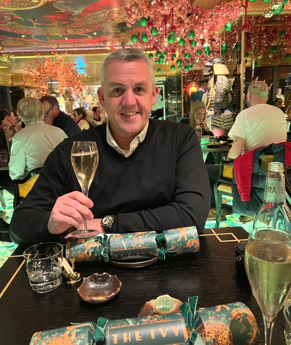 StaceyleeMcF's tweet photo. Lovely date night with Mr M @MartinDMcFadyen 😍 Merry Christmas lots of love 🥂✨🎄☃️ xxx https://t.co/6PWCsaH42B