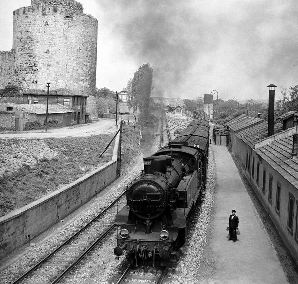 CNybak's tweet photo. The Simplon-Orient Express stops at Yedikule Train Station, İstanbul, 1950

Photo by Jack Birns for Life Magazine https://t.co/rHoVKxQkHX