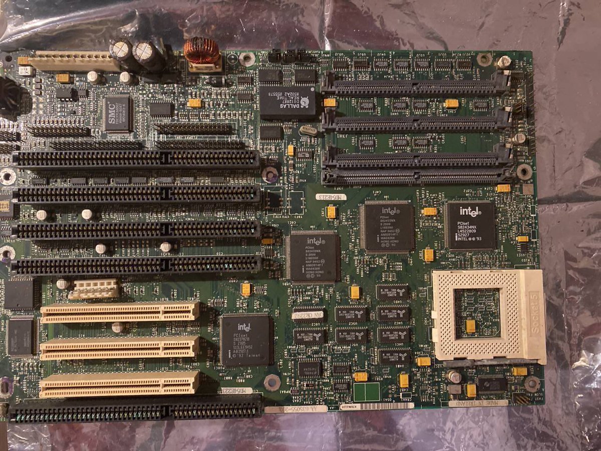 FilipPierciski's tweet photo. @66mhzBrain My mb is older version with 430NX chipset. Check capacitors if all are ok. On my older all leaked. https://t.co/x96M3P1znA