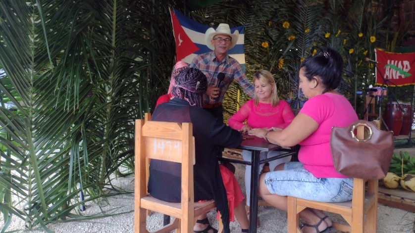 #Cuba La grabación de la revista especial por el aniversario 65 de la #TelevisionAvileña se realiza en el municipio de Florencia, el talento local tiene el protagonismo junto a los cultivadores. Un territorio que programa un crecimiento tabacalero #LatirXUnEneroDeVictorias