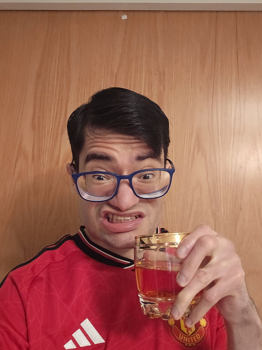 FelipeFC30's tweet photo. Is whisky time 

Is time to forget today Man United lose today against West Ham

Not a good results for Man United https://t.co/B0j0PsG90f