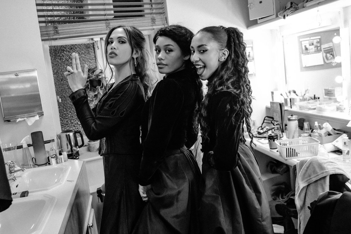 SondheimFriends's tweet photo. Access all areas behind the scenes at #SondheimOldFriends. ✨

Keep your eyes peeled for more backstage photography coming soon. 👀

📸: @dannykaan https://t.co/FBR1L5br31