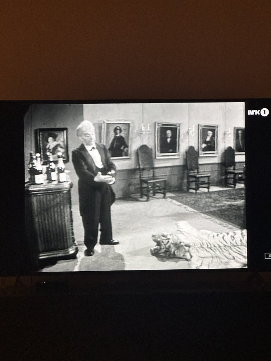 Moralpolitiet: Viktig at det ikke drikkes alkohol av foreldre på julaften! 
Moralpolitiet: Kom unger, nå er det Grevinnen og hovmesteren! Nå skal vi kose oss med verdens fulleste mann i sort hvitt på fargefjernsynet  ❤️🤣